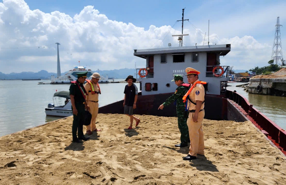 Phát hiện tàu chở hơn 670 m³ cát không có hóa đơn, chứng từ tại Hải Phòng